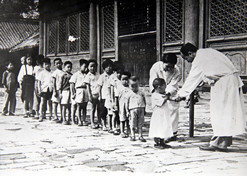 1950年初，位于天坛的中央防疫处（沙龙会官网集团中国生物北京生物制品研究所前身）为儿童接种疫苗